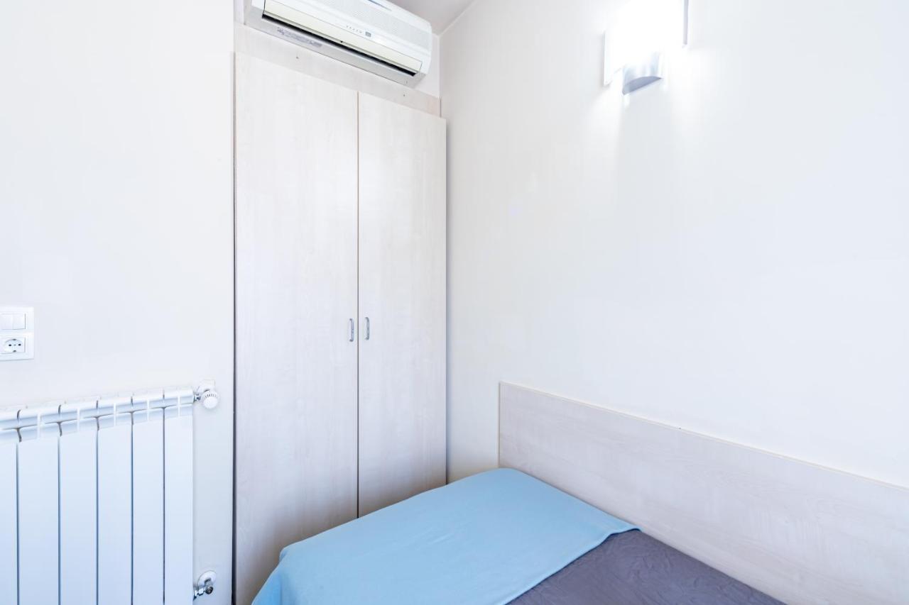 Residencia Universitaria Resa Giner De Los Rios アルカラ・デ・エナレス エクステリア 写真