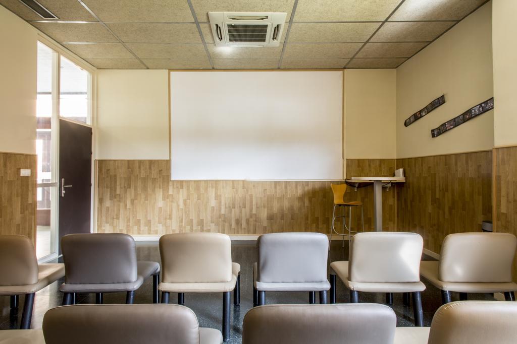 Residencia Universitaria Resa Giner De Los Rios アルカラ・デ・エナレス エクステリア 写真