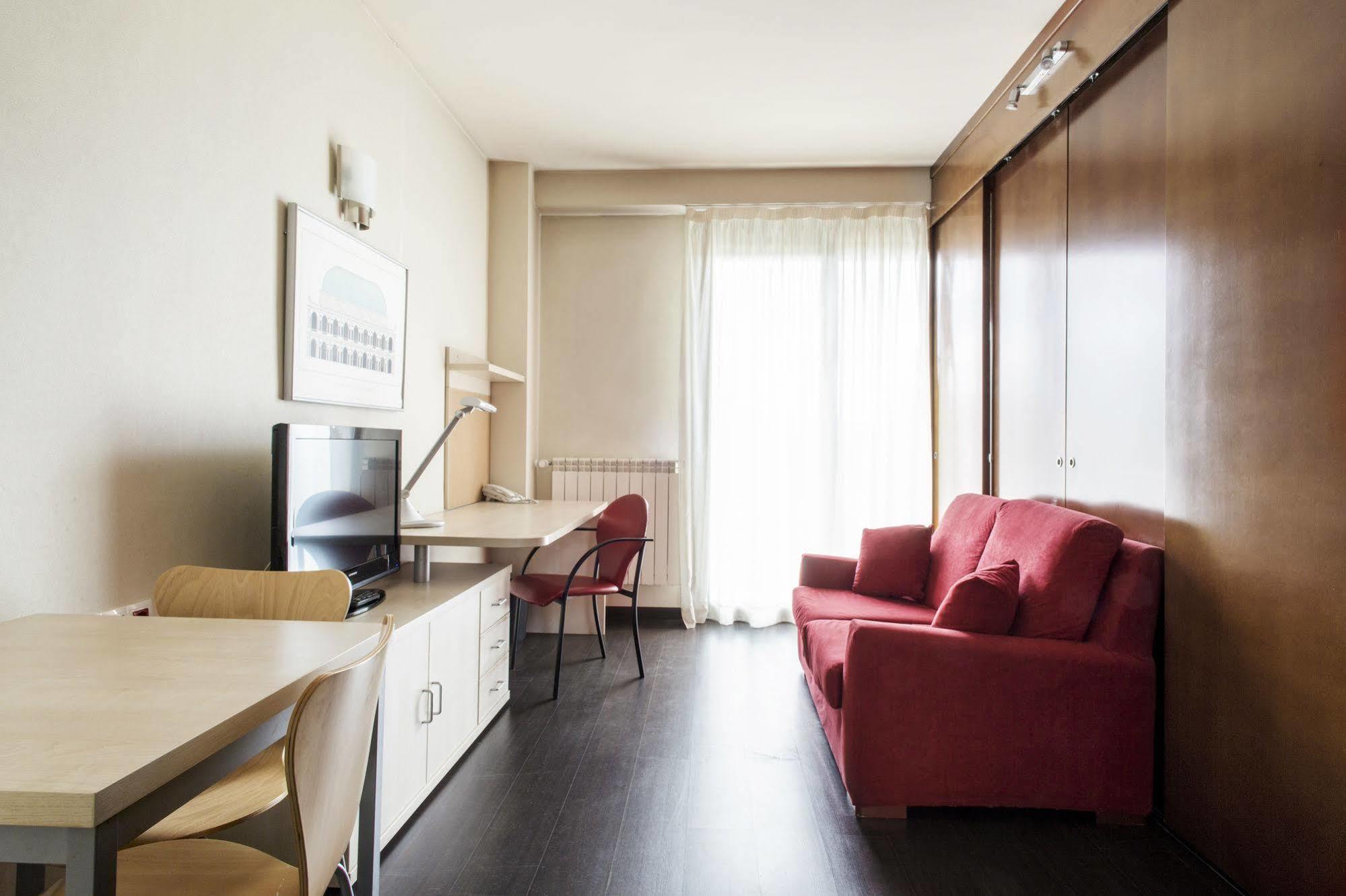 Residencia Universitaria Resa Giner De Los Rios アルカラ・デ・エナレス エクステリア 写真