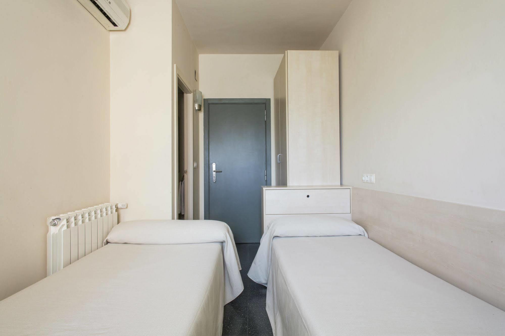 Residencia Universitaria Resa Giner De Los Rios アルカラ・デ・エナレス エクステリア 写真