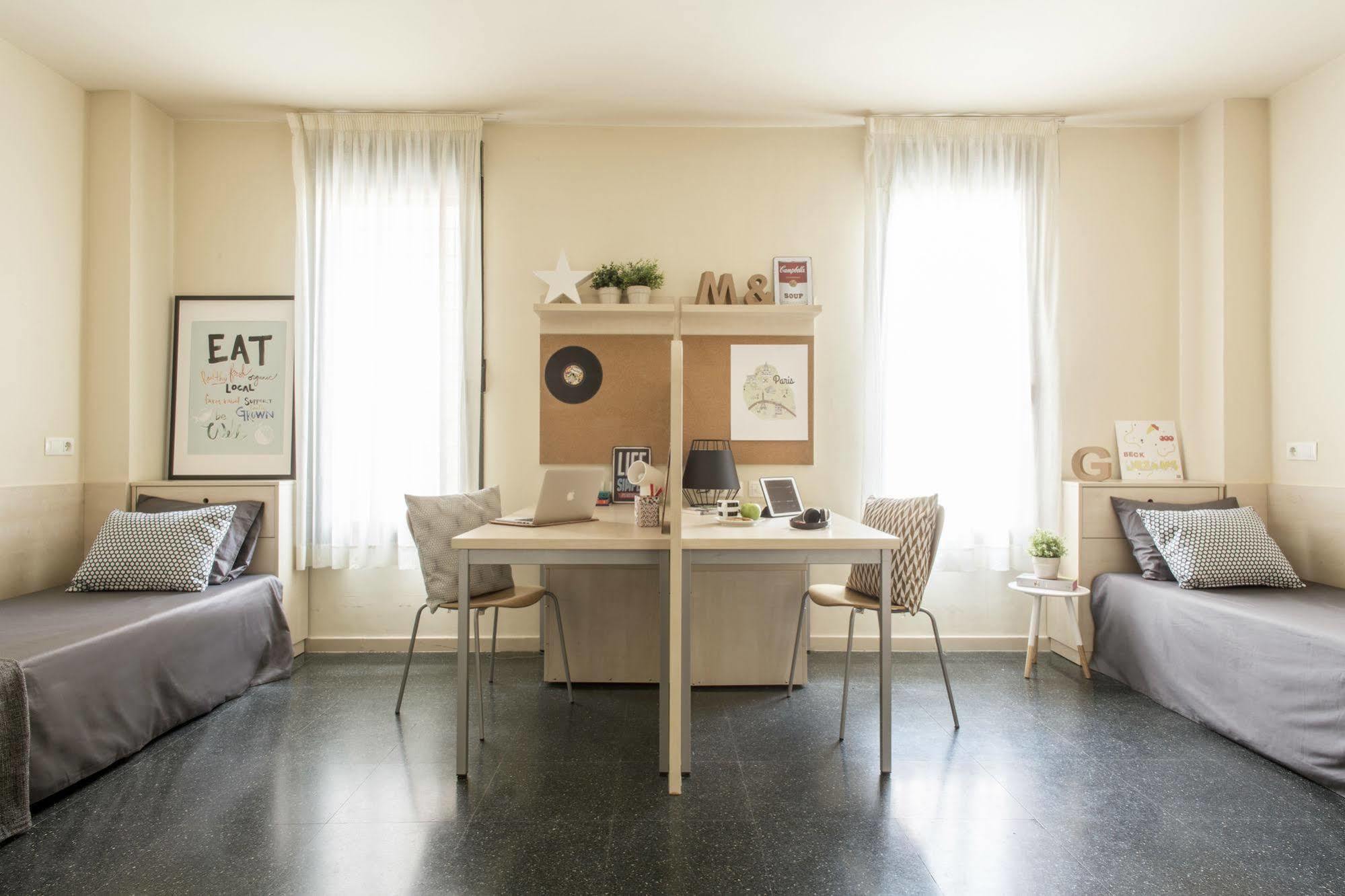Residencia Universitaria Resa Giner De Los Rios アルカラ・デ・エナレス エクステリア 写真