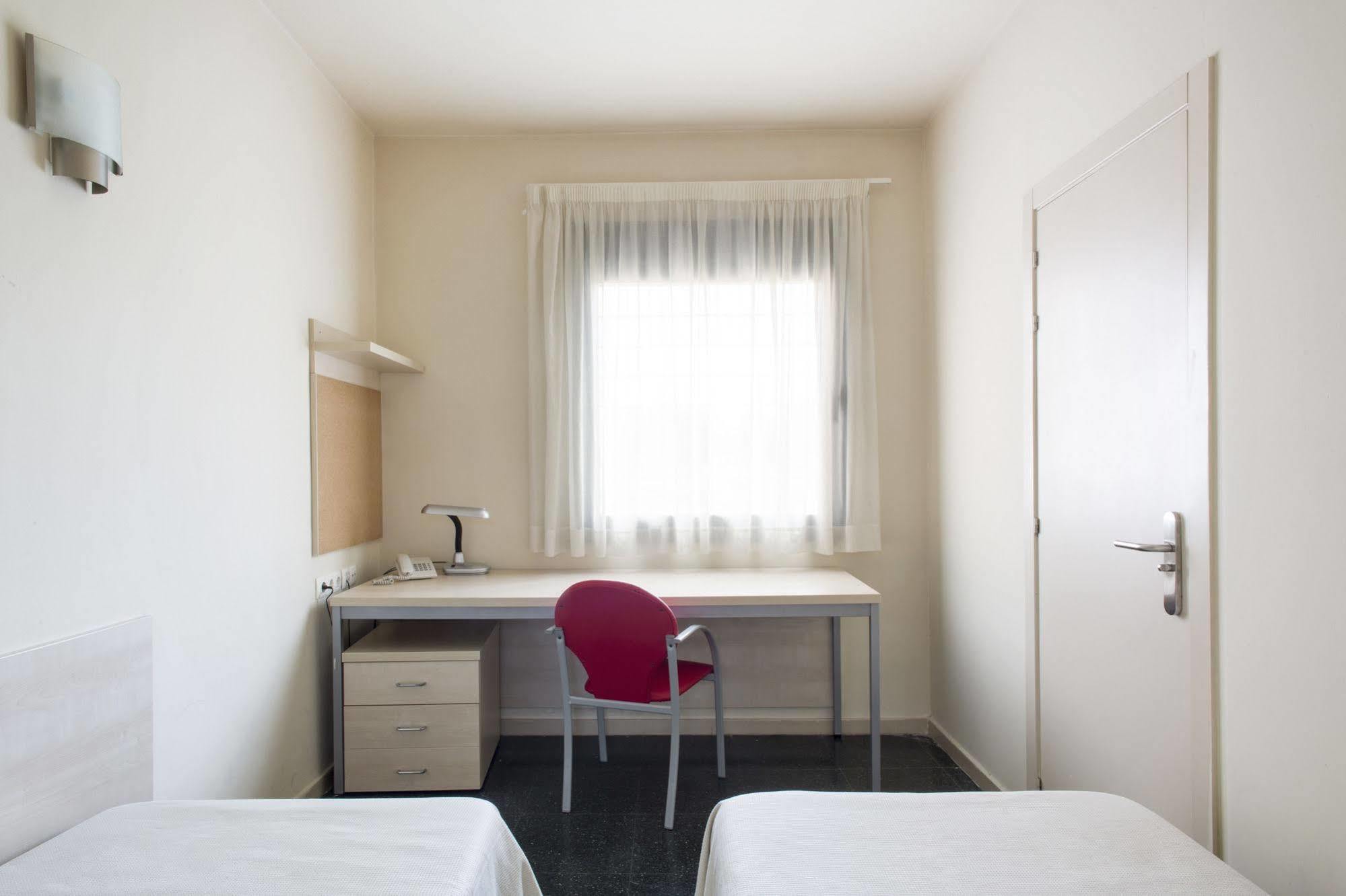 Residencia Universitaria Resa Giner De Los Rios アルカラ・デ・エナレス エクステリア 写真