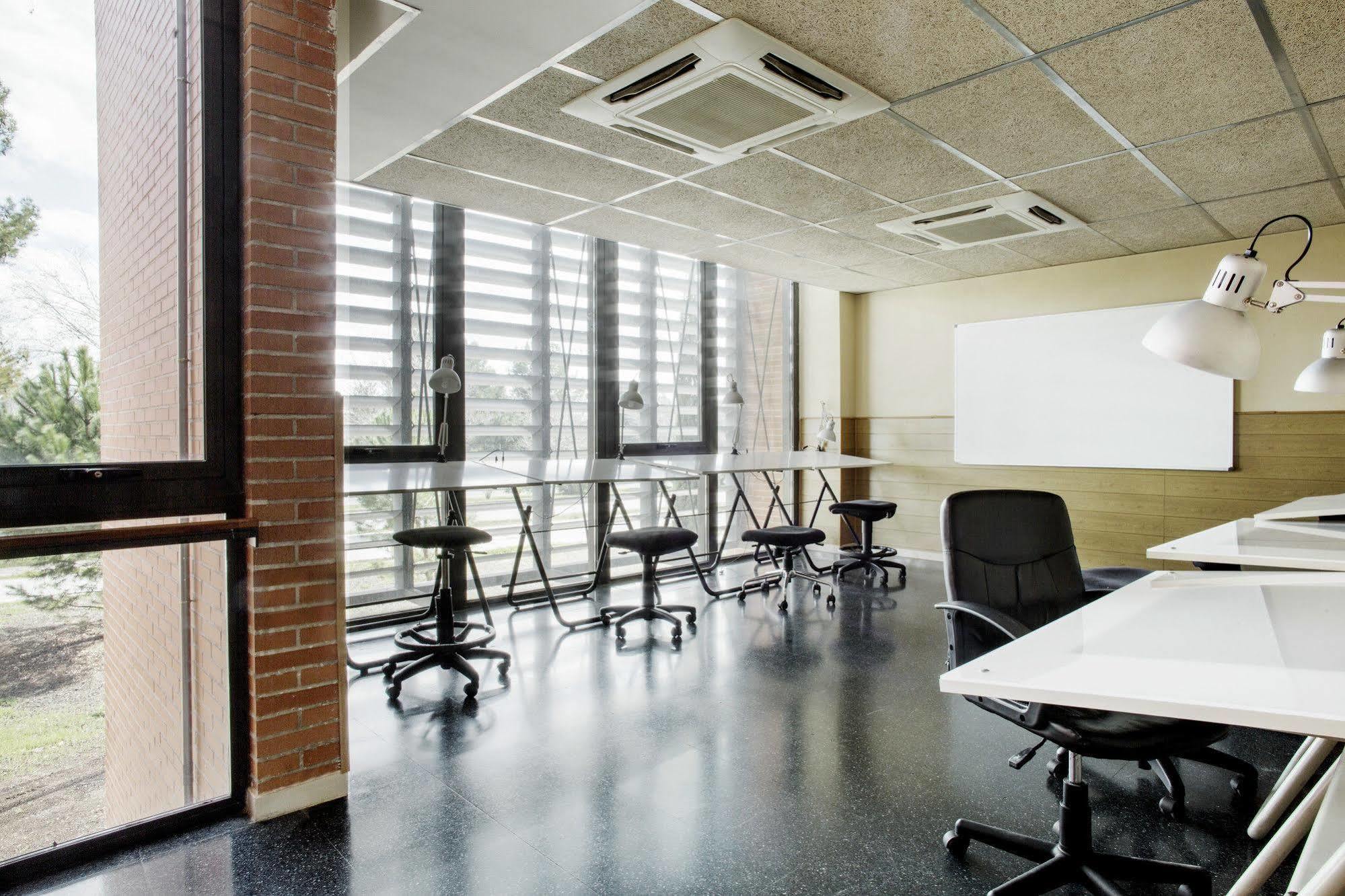 Residencia Universitaria Resa Giner De Los Rios アルカラ・デ・エナレス エクステリア 写真